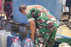 Babinsa Posramil Pitu Dampingi Pendistribusian Bantuan Air Bersih