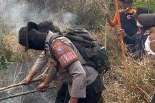 Polres Batu Terjunkan Personel Tangani Karhutla di Gunung Buthak, Sterilisasi Jalur Pendakian