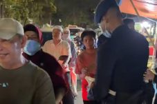 Satbrimob Polda Metro Jaya Bagikan Masker kepada Warga Terdampak Abu Vulkanik