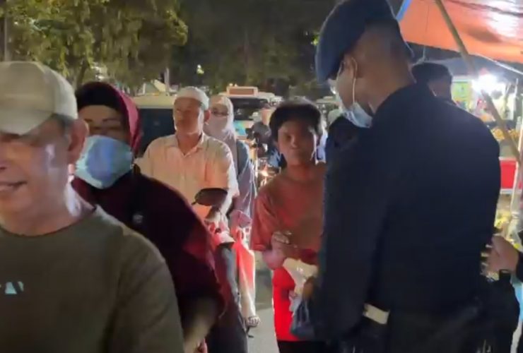 Satbrimob Polda Metro Jaya Bagikan Masker kepada Warga Terdampak Abu Vulkanik