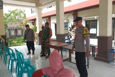 Babinsa Paron dan Bhabinkamtibmas Bersinergi Amankan Penyaluran PKH Plus Tahap III