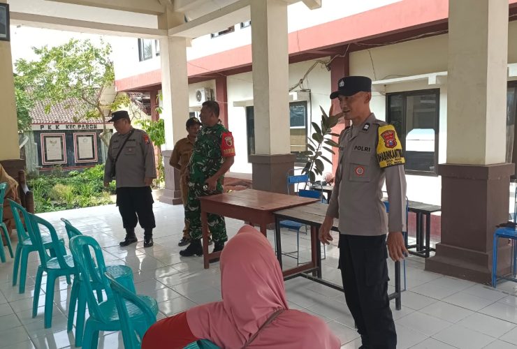 Babinsa Paron dan Bhabinkamtibmas Bersinergi Amankan Penyaluran PKH Plus Tahap III