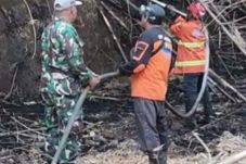 Babinsa Gerih Bersama BPBD dan Warga, Padamkan Kebakaran Lahan Jati di Gerih