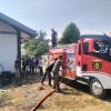 Babinsa Geneng dan Petugas Damkar Sigap Padamkan Kebakaran Kantor Toyota Audio 2000