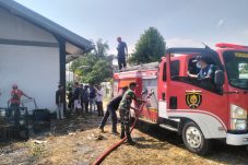 Babinsa Geneng dan Petugas Damkar Sigap Padamkan Kebakaran Kantor Toyota Audio 2000