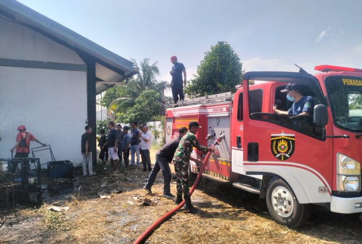 Babinsa Geneng dan Petugas Damkar Sigap Padamkan Kebakaran Kantor Toyota Audio 2000