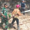 Anggota Koramil Widodaren Bergerak Cepat Padamkan Kebakaran Lahan Kering dan Rumpun Bambu