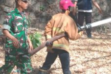 Anggota Koramil Widodaren Bergerak Cepat Padamkan Kebakaran Lahan Kering dan Rumpun Bambu