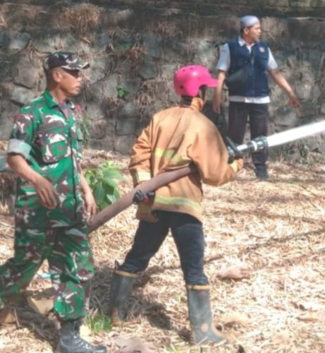 Anggota Koramil Widodaren Bergerak Cepat Padamkan Kebakaran Lahan Kering dan Rumpun Bambu