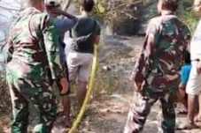 Rumpun Bambu Dekat Permukiman Warga Terbakar, Babinsa Paron dan Warga Bergerak Cepat