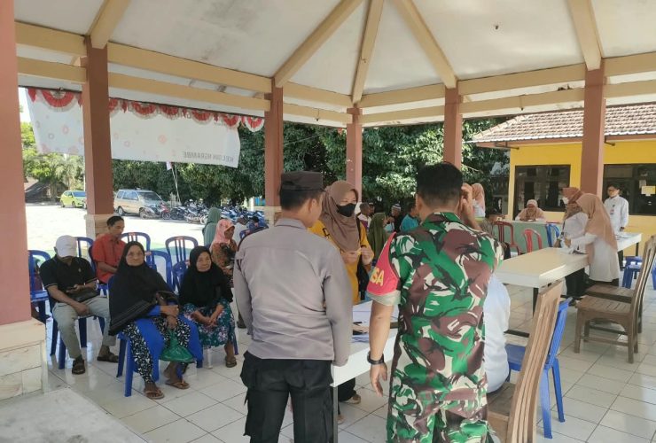Babinsa Koramil Ngrambe Amankan Penyaluran Bantuan PKH Plus Tahap III