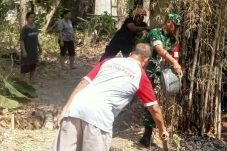 Babinsa Karangjati Atasi Kebakaran Rumpun Bambu Dekat Permukiman Warga