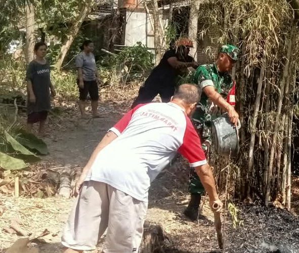 Babinsa Karangjati Atasi Kebakaran Rumpun Bambu Dekat Permukiman Warga