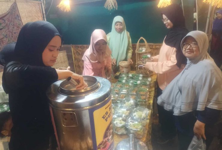 Festival Jajanan Jadul Cara Desa Manyarsidomukti Gresik Merawat Kuliner Leluhur