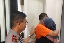 Polisi Gresik Beri Kesempatan Tahanan Peluk Anak dan Istri