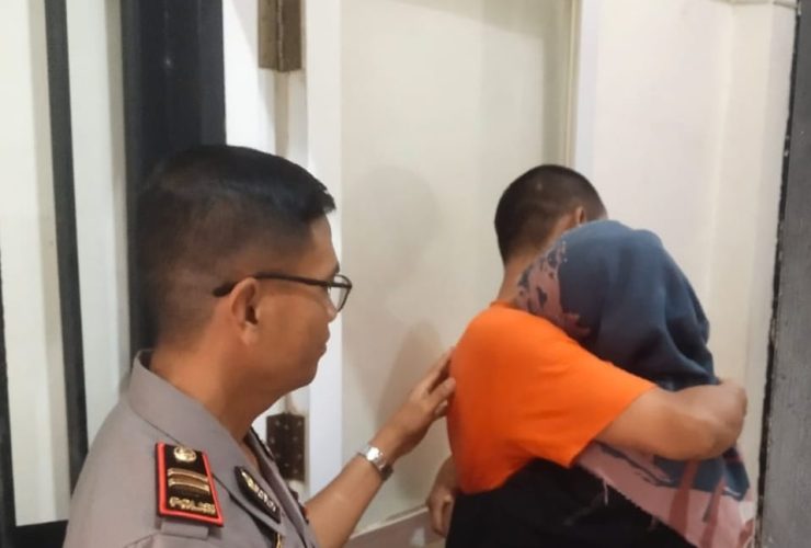Polisi Gresik Beri Kesempatan Tahanan Peluk Anak dan Istri