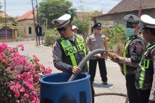 Polres Gresik Bantu Air Bersih untuk Desa Terdampak Kekeringan Parah