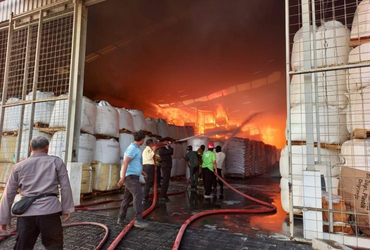 Gudang Pabrik Wings di Gresik Terbakar Petugas 5 Jam Padamkan Api
