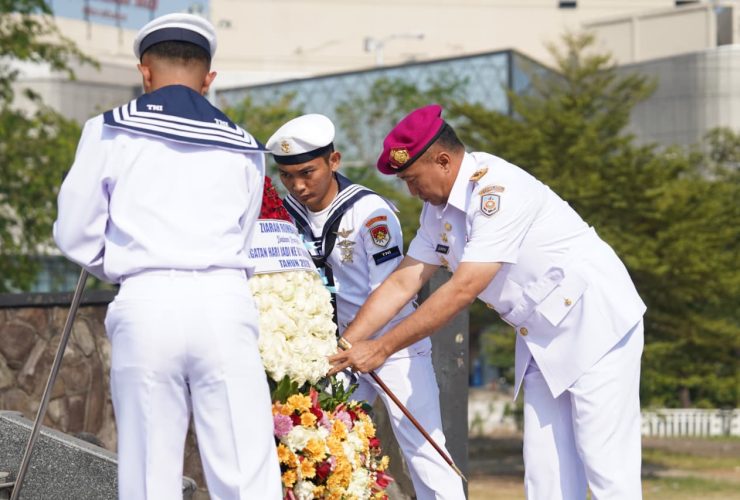 HUT TNI AL ke-81, Kasdam V/Brawijaya Hadiri Ziarah ke TMP Surabaya