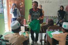 Bumdes Sukorejo Gresik Bagi-bagi Telur Puyuh untuk 141 Siswa