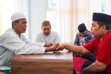 Datangi Kantor MUI Gresik Isa Mantap Memeluk Islam