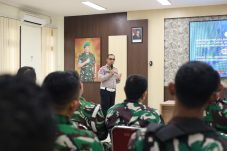 Satlantas Polres Gresik Gelar Coaching Clinic Berkendara Bersama Subdenpom V/4-2