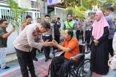 Kapolres Gresik Bantu Ojol Korban Laka Kursi Roda dan Modal Usaha