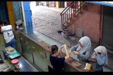 Dua Wanita Curi Perhiasan Emas di Pasar Tegal Danas, Aksi Terekam CCTV