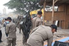 19 Bangunan Liar Lapak Madura Berhasil Dibongkar Petugas di Cikarang Barat
