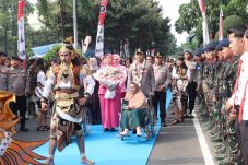 Disambut Pedang Pora, Irjen Pol Dekananto Eko Purwono Resmi Pimpin Polda Jatim