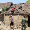 Babinsa Karangjati Bersama Warga Kerja Bakti Bongkar Rumah Sujito