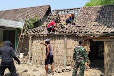 Babinsa Karangjati Bersama Warga Kerja Bakti Bongkar Rumah Sujito