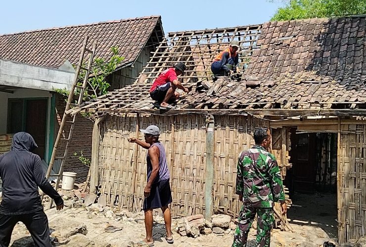 Babinsa Karangjati Bersama Warga Kerja Bakti Bongkar Rumah Sujito