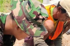 Satgas TMMD ke-130 Kodim Ngawi Bersama Warga Pasang Begesting Jalan