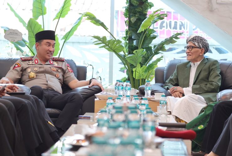 Perkuat Sinergi dengan Ulama, Kapolri Silaturahmi dengan Rais Aam PBNU di Surabaya