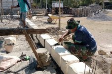 Satgas TMMD ke-130 Kodim Ngawi Bersama Warga Kompak Bangun Rumah Bu Kasiyem