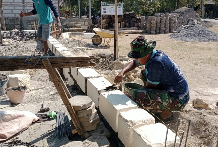 Satgas TMMD ke-130 Kodim Ngawi Bersama Warga Kompak Bangun Rumah Bu Kasiyem