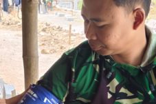 Anggota ASN Polkes 05/V Ngawi Berikan Pelayanan Kesehatan Gratis di TMMD ke-130
