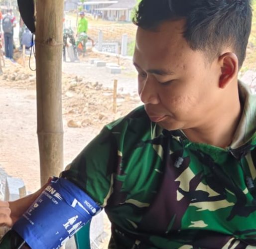 Anggota ASN Polkes 05/V Ngawi Berikan Pelayanan Kesehatan Gratis di TMMD ke-130