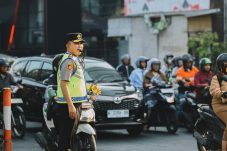 Kapolda Jatim Turun Langsung Pantau Pelayanan Lalu Lintas di Surabaya