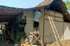 TMMD ke-130, Rumah Pak Suyoto Kini Beratap Genteng dan Mulai Finishing