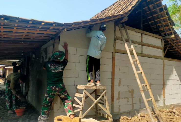TMMD ke-130, Rumah Pak Suyoto Kini Beratap Genteng dan Mulai Finishing