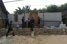 Pembangunan RTLH TMMD ke-130, Bu Kasiyem Capai Tahap Pemasangan Pintu