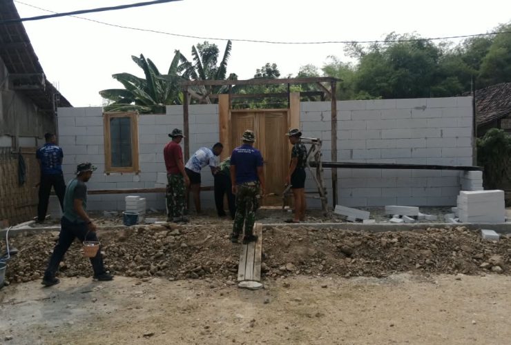 Pembangunan RTLH TMMD ke-130, Bu Kasiyem Capai Tahap Pemasangan Pintu