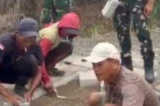Satgas TMMD ke-130 Kodim Ngawi Kompak Pasang Paving, Ketelitian Jadi Prioritas