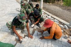 Anggota Satgas TMMD Kodim Ngawi Terus Kebut Pemasangan Paving