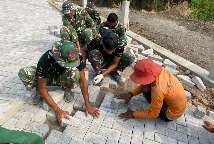 Anggota Satgas TMMD Kodim Ngawi Terus Kebut Pemasangan Paving