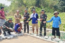 Satgas TMMD ke-130 Bersama Masyarakat Gotong Royong  Pemasangan Paving
