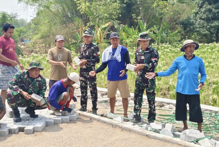Satgas TMMD ke-130 Bersama Masyarakat Gotong Royong  Pemasangan Paving