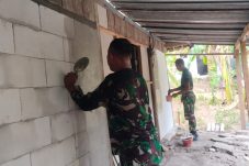 Semangat Satgas TMMD Ke-130, RTLH Milik Bu Lamini Capai Tahap Plester Dinding